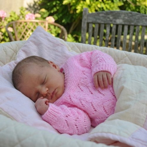 Brassière bébé laine naissance rose bonbon - fait main - laine layette 100% acrylique