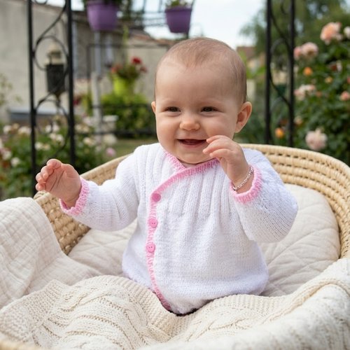 Gilet fille blanc et bordure rose - fait main - laine acrylique - taille 12 mois
