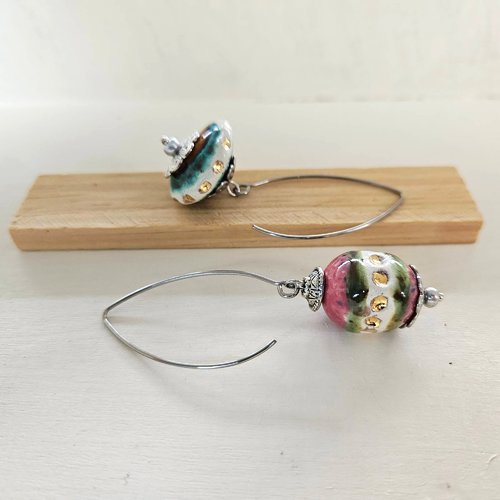 Boucles d'oreilles dépareillées boho chic : perles céramique, grands crochets laiton - unique et original