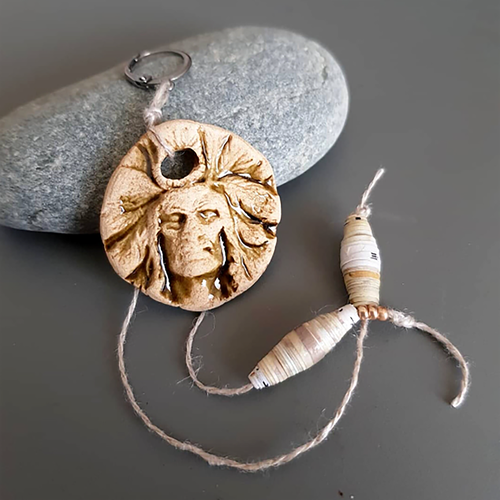 Boucle d'oreille homme chef indien beige