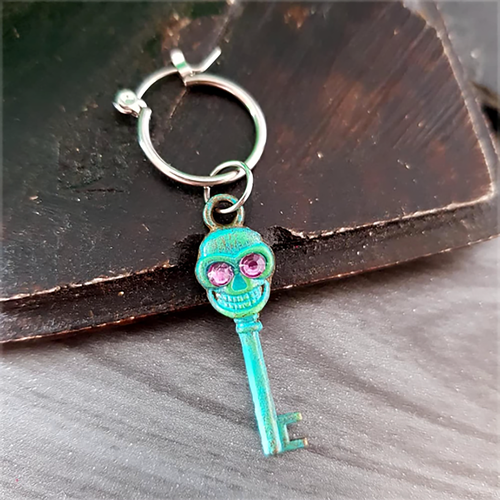 Boucle oreille homme anneau clé crâne turquoise tête de mort
