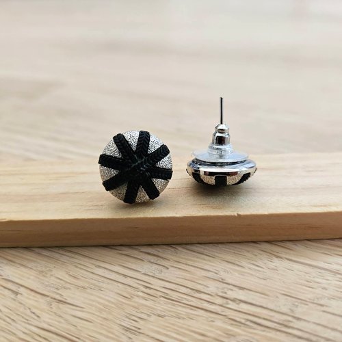 Boucles d'oreille puces étoile noir argenté - bouton recyclé