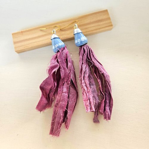 Bijou hippie, boucle d'oreille rose bleu sari soie et clochette en céramique