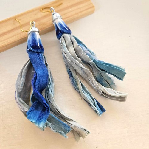 Boucle d'oreille soie bleu shibori clochette céramique - bijou hippie