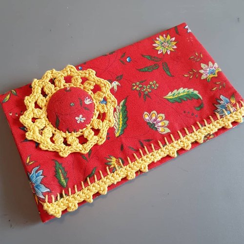 Porte chéquier portefeuille - housse chèque en tissu provençal rouge dentelle jaune