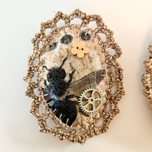 Broche en tissu style gothique victorien - dentelle bronze