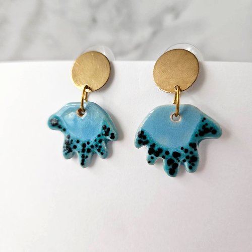 Boucles d'oreille main bleu ciel - bijou moderne