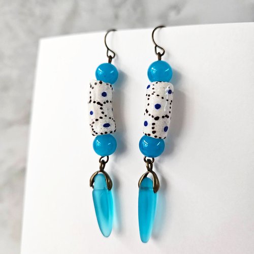 Boucles d'oreille tube bleu azur - bijou ethnique