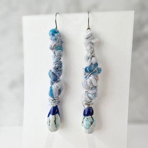 Boucles d'oreille longue - bleu - dague laine et céramique - bijou celtique
