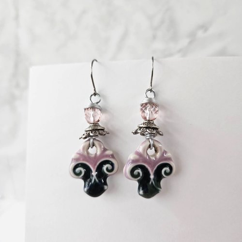 Boucles d'oreille fleur de lys, rose emeraude, bijou marie antoinette