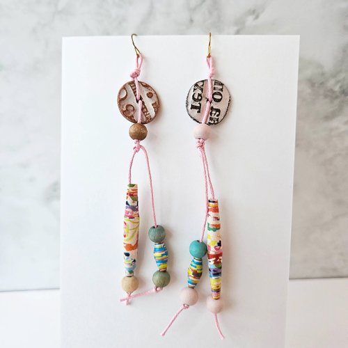 Boucles d'oreille lettres - longues pendantes multicolores - bijou original