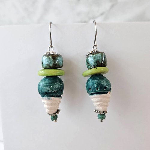 Boucles d'oreille émeraude, toupie verte, bijou bohème chic