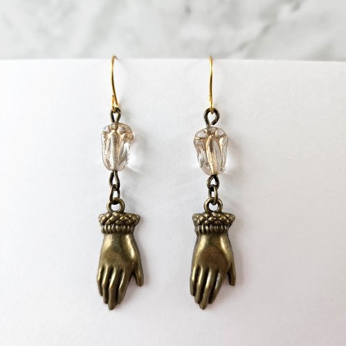 Boucles d'oreille rétro, main de femme et tulipe, bijou délicat