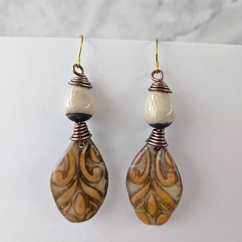 Boucles d'oreilles motif entrelacs, beige caramel