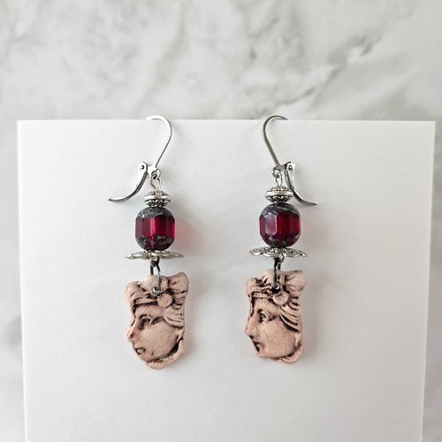 Boucles d'oreille visage, bijou profil de femme, vieux rose, bijou romantique