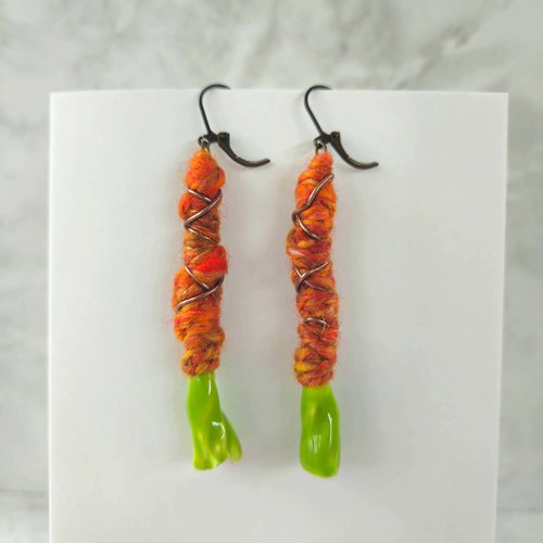 Boucles d'oreille longue - orange vert - dague laine et céramique - bijou viking