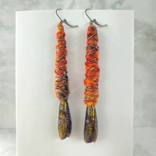 Boucles d'oreille longue - moutarde orange - dague laine et céramique - bijou celtique