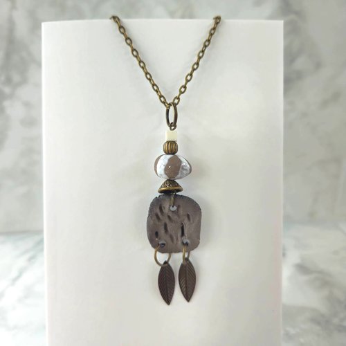 Collier bohème pendentif marron foncé avec plumes - longueur personnalisable