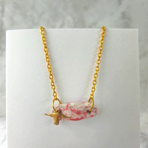 Collier plastron céramique moucheté corail blanc pendentif taureau