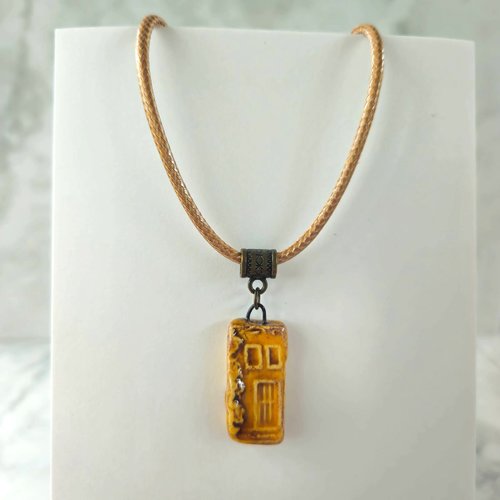 Collier pendentif maison miel cordon coton ciré beige