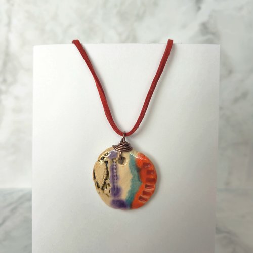 Collier médaillon ethnique pendentif multicolore - cordon suedine