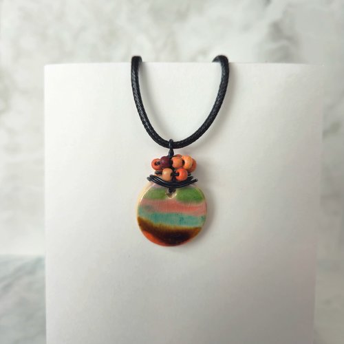 Collier médaillon multicolore pendentif ethnique - cordon coton ciré