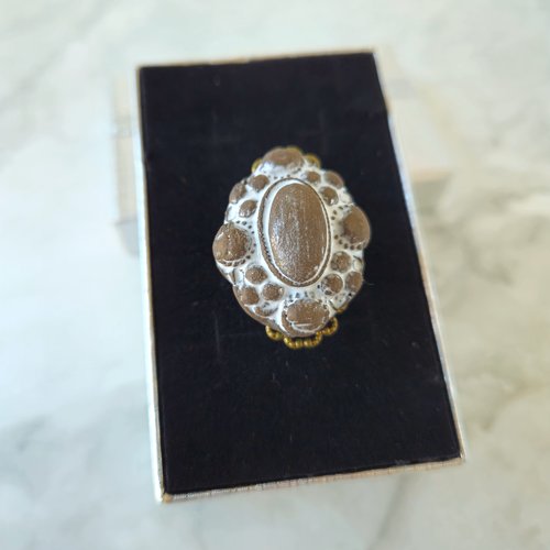 Bague victorienne couleur marron foncé blanc ovale