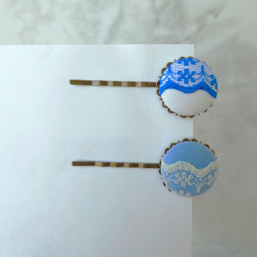 Barrette cabochon tissu dentelle, accessoire cheveux bleu blanc - lot de 2