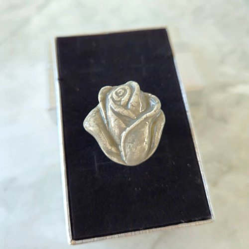 Bague bouton de rose grise