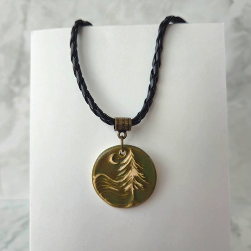 Collier médaillon vert - pendentif sapin sous la lune - cordon cuir - homme ou unisexe