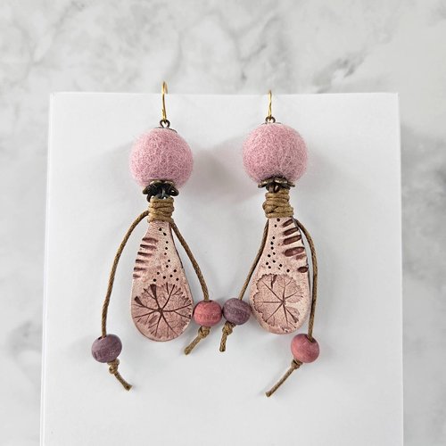 Boucles d'oreilles nature rose, feutrine et céramique gravée feuille, bijou nature
