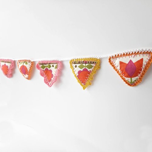 Mini guirlande tissu scandinave, fleurs et dentelle, 6 fanions jaunes, oranges et roses