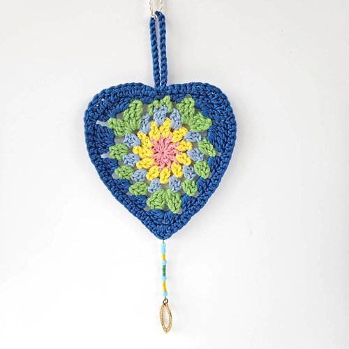 Cœur bohème bleu à suspendre, décoration murale chic en crochet