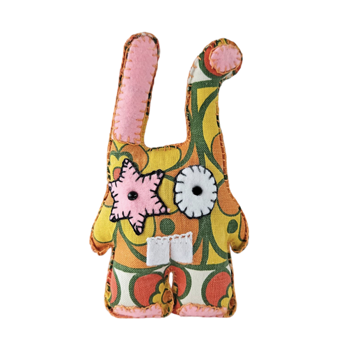 Lapin de pâques en tissu vintage -  art doll - figurine décorative - orange et jaune
