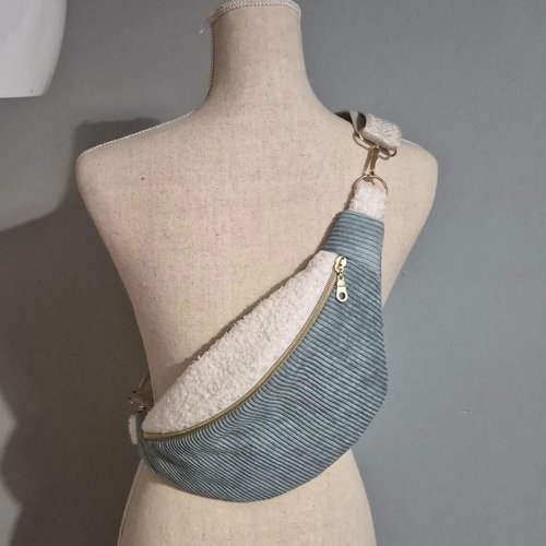 Sac banane en velours côtelé bleu et moumoute