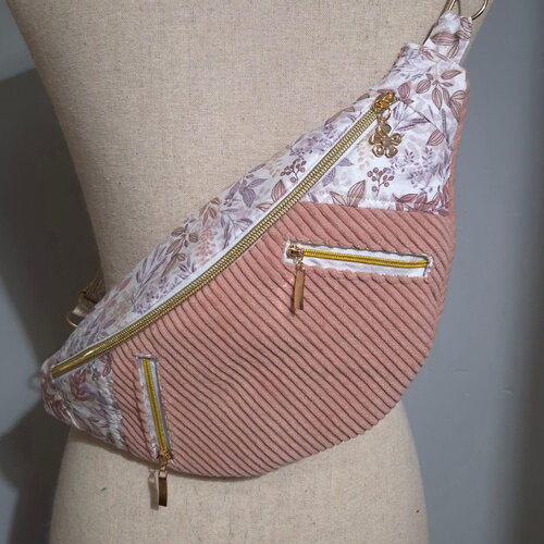 Sac banane en velours côtelé rose clair avec deux poches avant
