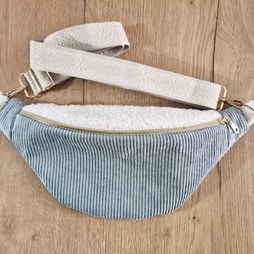 Sac banane en velours côtelé bleu et moumoute