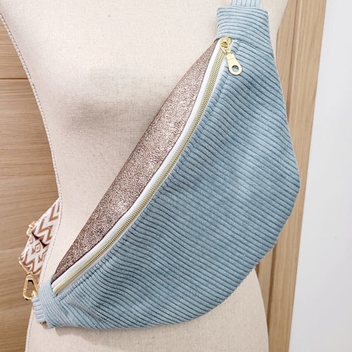 Sac banane bleu en velours côtelé avec rabat simili cuir doré – chic et original