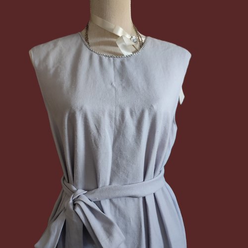 Pièce unique. robe tissu lin et coton  gris clair avec strass encolure