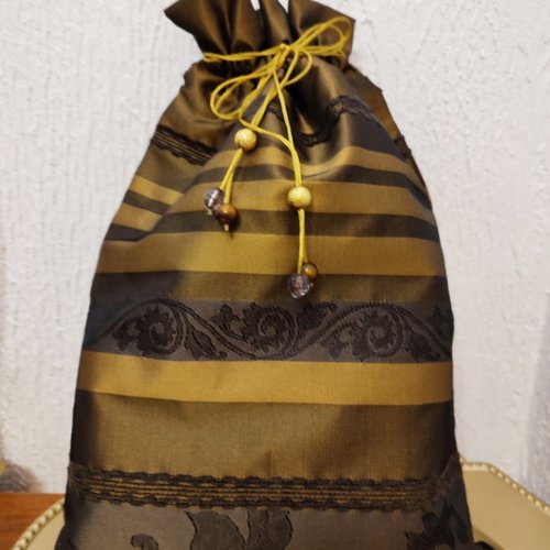 Elégante pochette cadeau dans un tissu taffetas