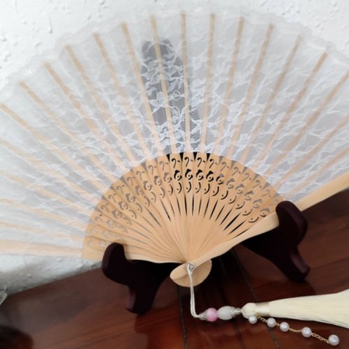 Eventail  en dentelle  style 'mariage en blanc' lo171