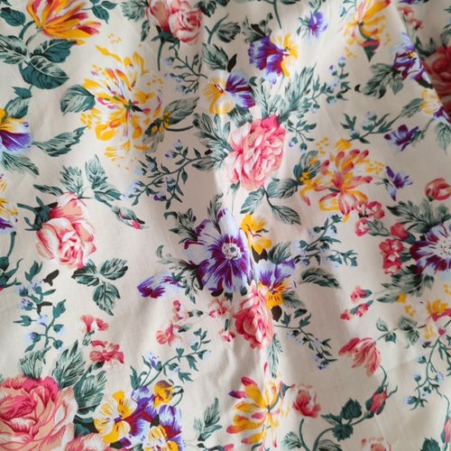 Chute de tissu en coton fin à fleurs