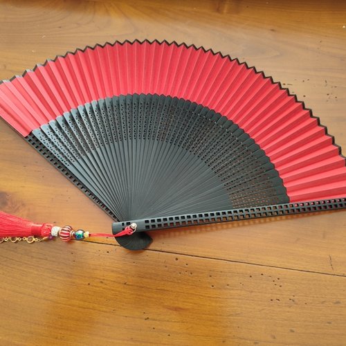 Elégant éventail  avec joli pompon perles 1za17