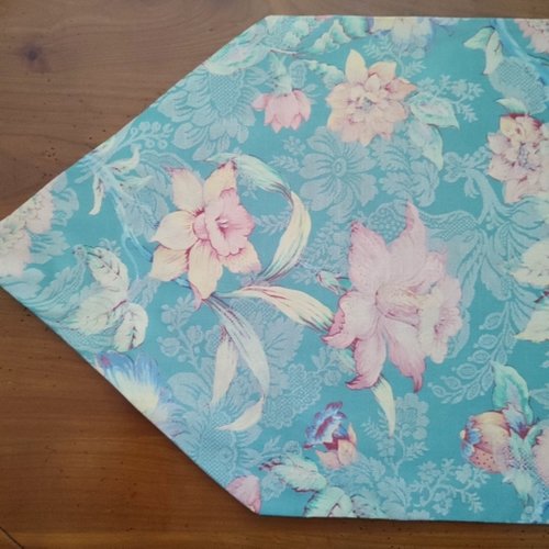 Chemin de table dans un très beau tissu ameublement