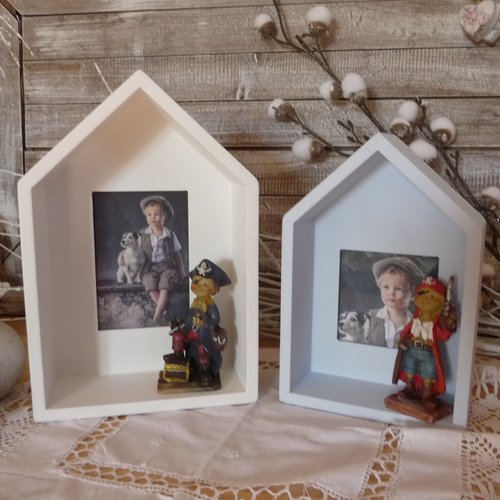 Deux étagères style maison ou cabane en bois pour chambre d'enfant