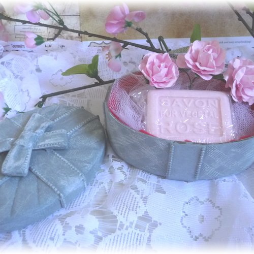 Boite à bijoux en métal gris patinée, noeud,feutrine