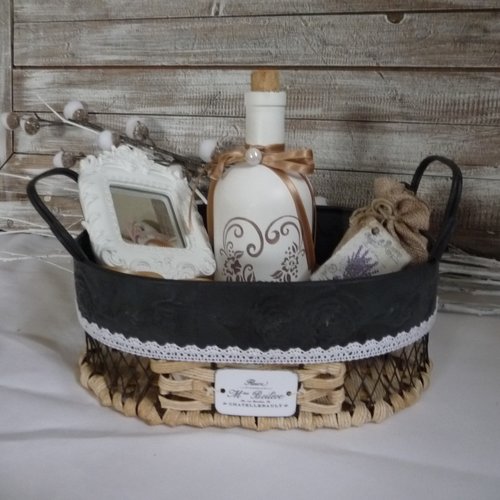 Ensemble composé panier, miroir, flacon parfum, lavande, cadeau, salle de bain