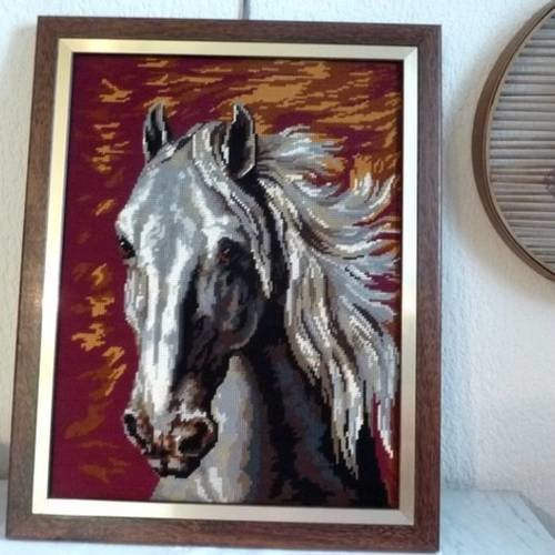Très beau tableau encadré au point de croix "cheval au galop"