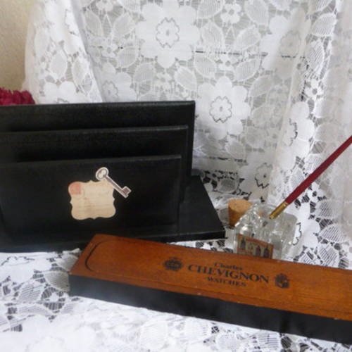 Bel ensemble organisateur de bureau porte courrier, plumier, encrier , stylo