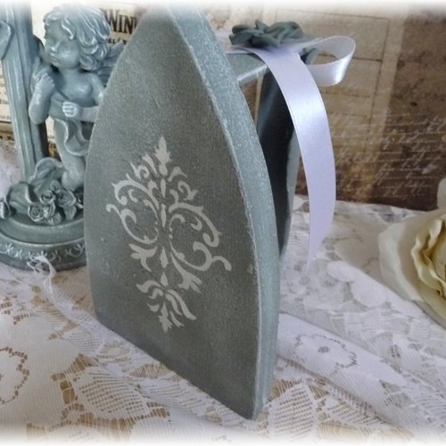 Ancien fer à repasser shabby en fonte vintage